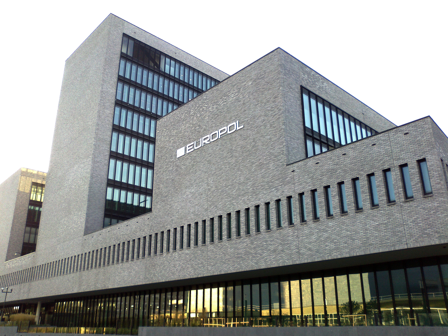 Siedziba Europolu w Hadze. Źródło: Wikimedia Commons — Europol building, The Hague, the Netherlands - 931; autor: OSeveno; licencja: CC BY-SA 3.0.