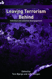 Okładka książki o indywidualnym i zbiorowym odchodzeniu od terroryzmu. Źródło: Routledge — Leaving Terrorism Behind.