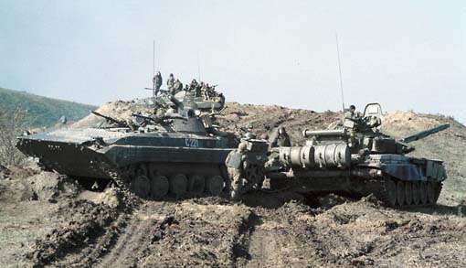 Rosyjskie wojska w drodze do Groznego podczas drugiej wojny czeczeńskiej w 1999 roku. Źródło: Wikimedia Commons — Russian troops on their way to Grozny, 1999.