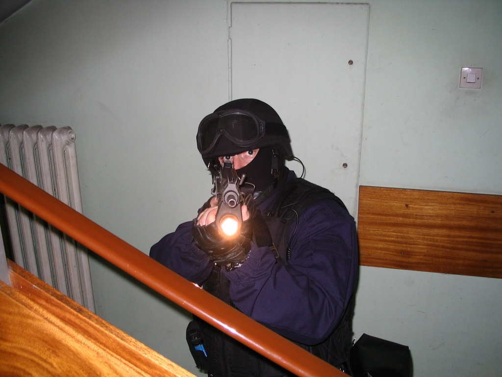 Funkcjonariusz poznańskiego pododdziału antyterrorystycznego podczas szkolenia bojowego w 2006 roku. Źródło: Wikimedia Commons — Police officer from Realisation Unit, Poznan Police Departament, combat training 2006.