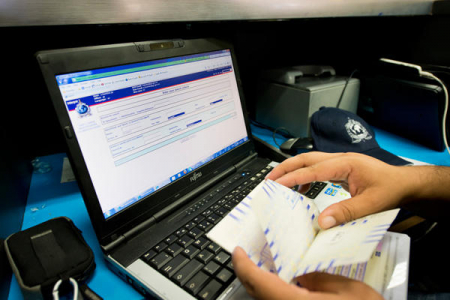 Kontrola dokumentów i danych podróżnych służąca zapobieganiu przemieszczaniu się podejrzanych o terroryzm. Źródło: INTERPOL — Terrorism.