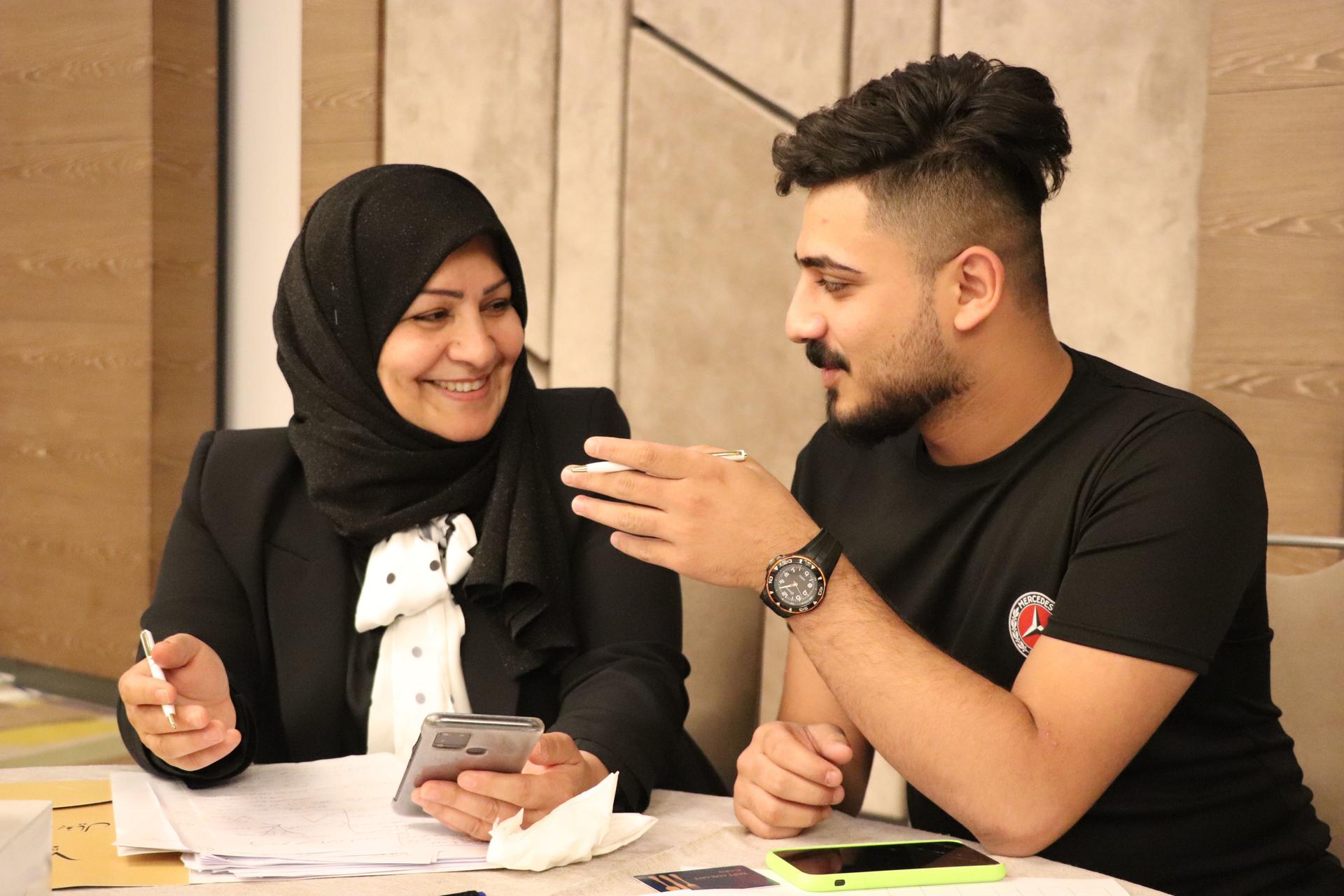 Warsztat poświęcony teorii zmiany oraz planowi monitoringu i ewaluacji programu PVE. Źródło: UNDP — Localizing the National Strategy to Prevent Violent Extremism in Iraq.