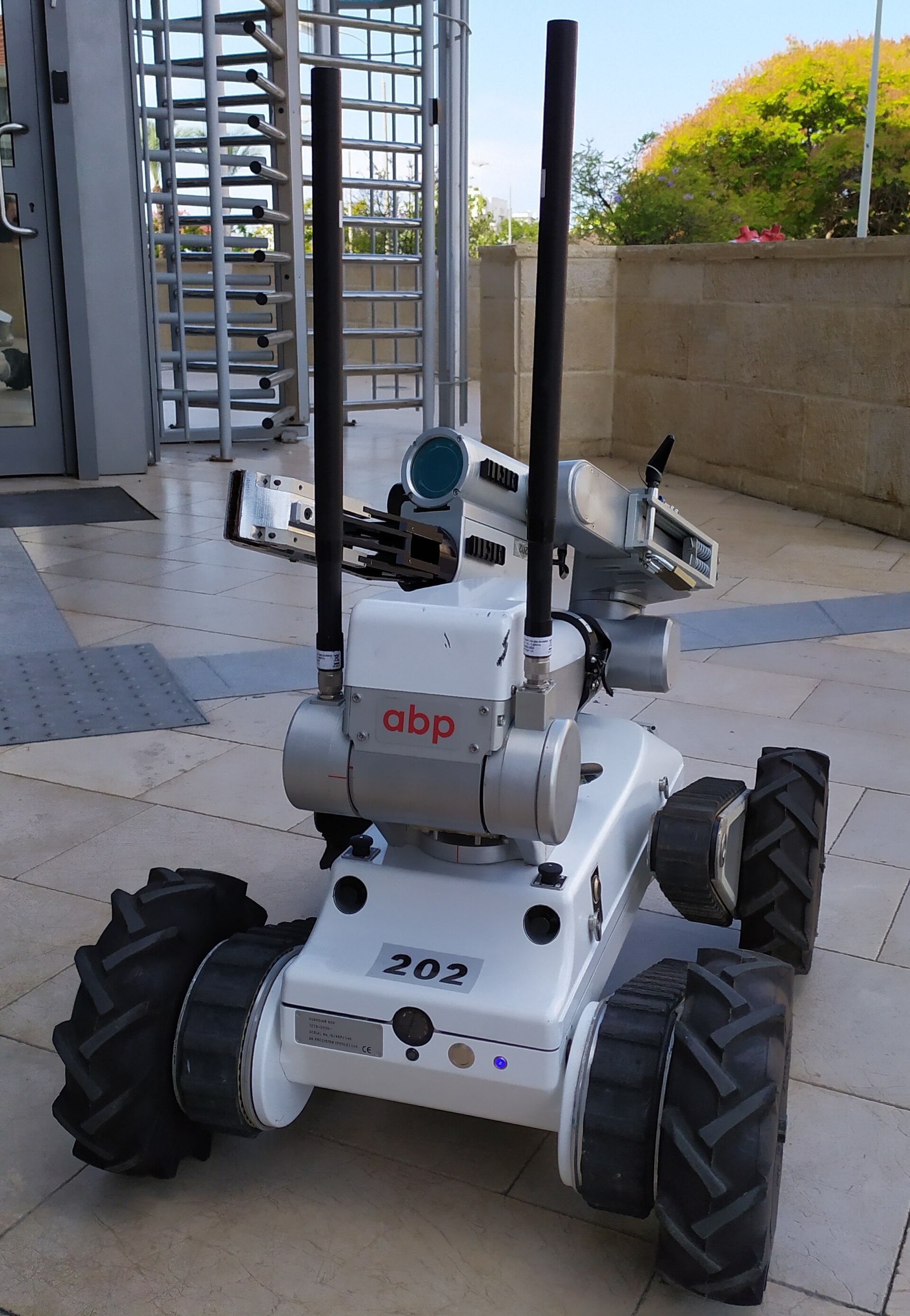 Niewielki robot pirotechniczny izraelskiej policji przeznaczony do rozpoznawania i neutralizowania ładunków. Źródło: Wikimedia Commons — ABPrecision Bomb Disposal Robot 2019 Israel Police 03; autor: Yoram Shoval; licencja: CC BY-SA 4.0.